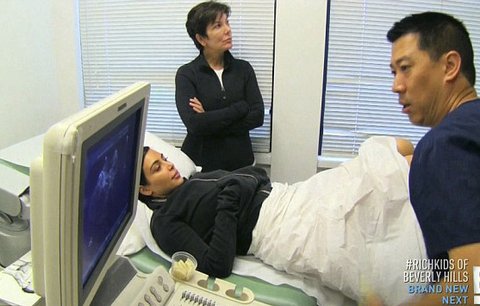 Kim Kardashian se nechala natočit u gynekologa a září štěstím: Jsem těhotná! 