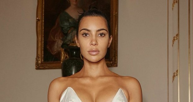 Kim Kardashian předvedla svůj vosí pas v korzetu od Muglera.