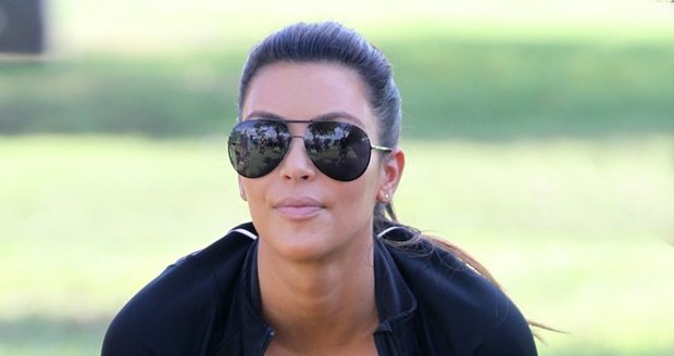 Do očí se mi dívejte! Bujné poprsí Kim Kardashian poutá pozornost