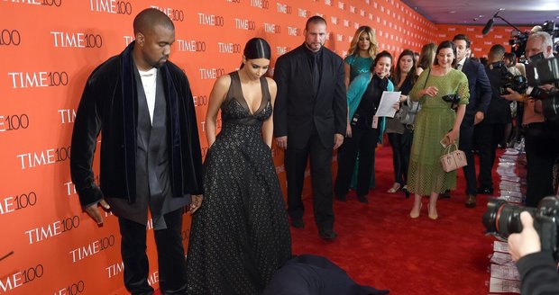 Chudák Amy Schumer upadla před zraky Kim Kardashian a Kanye Westa. Ani jeden jí nepomohl vstát.