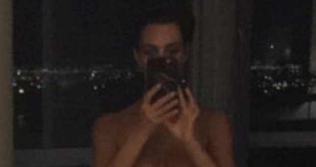 Kim Kardashian se fotí úplně nahá.