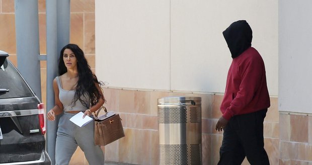 Kim Kardashian a Kanye West opouštějí nemocnici.