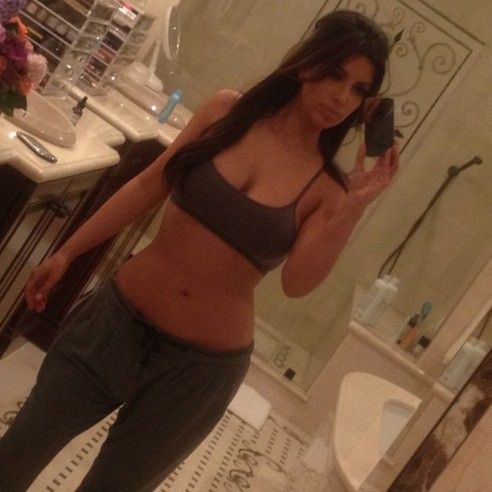 Američanka Kim Kardashian (33) je podle jedněch krásná sexy hvězda, podle jiných poněkud korpulentnější žena, která jen prodává svůj zadek. Ať tak, či onak, Kim je neuvěřitelně úspěšná v tom, jak umí sama sebe prodat. Je také celosvětovou průkopnicí populárních selfies. Proto vydá celou knihu svých vlastních selfies. Sama nafotí, sama udělá marketing a jako vždy hodně vydělá.