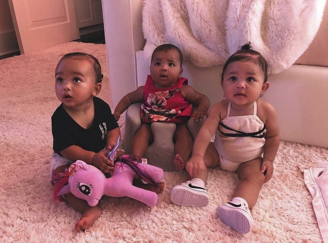 Chicago, True a Stormi. Toto jsou nejmladší princezny rodiny Kardashian/Jenner. Konkrétně maminek Kim, Khloe a Kylie.