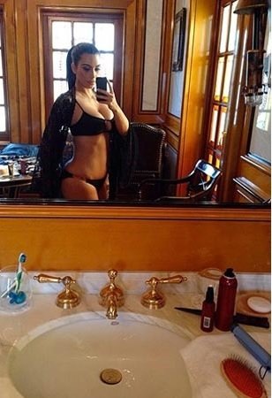 Kim Kardashian své vnady cvakla oděna jen do plavek a lehkého župánku.