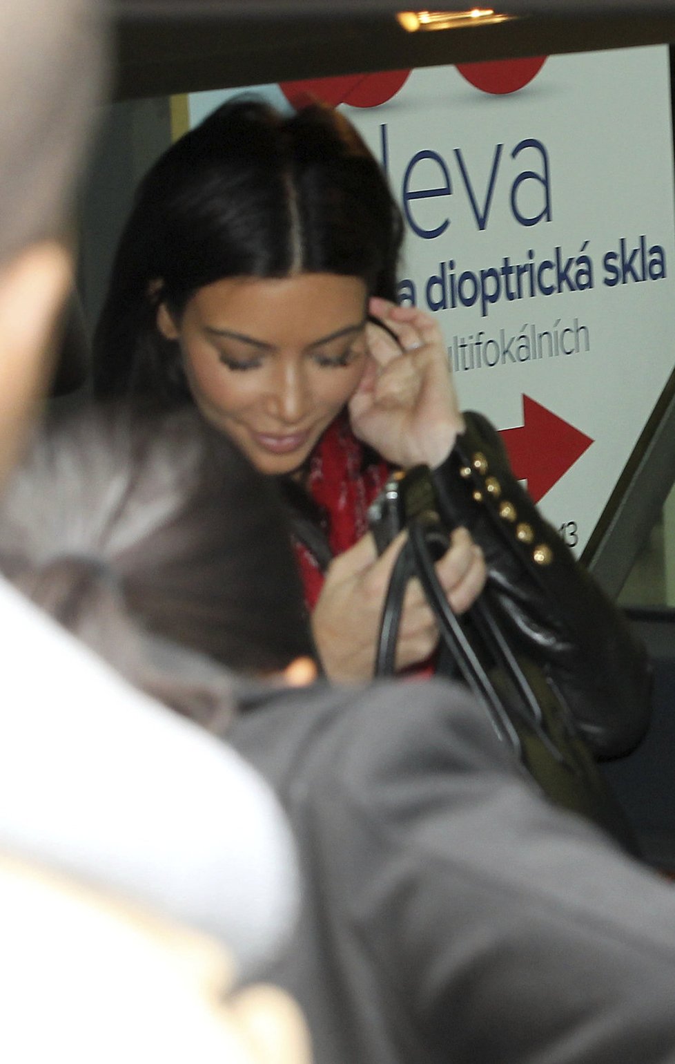 Kim Kardashian při vzácném okamžiku bez maskovacích slunečních brýlí