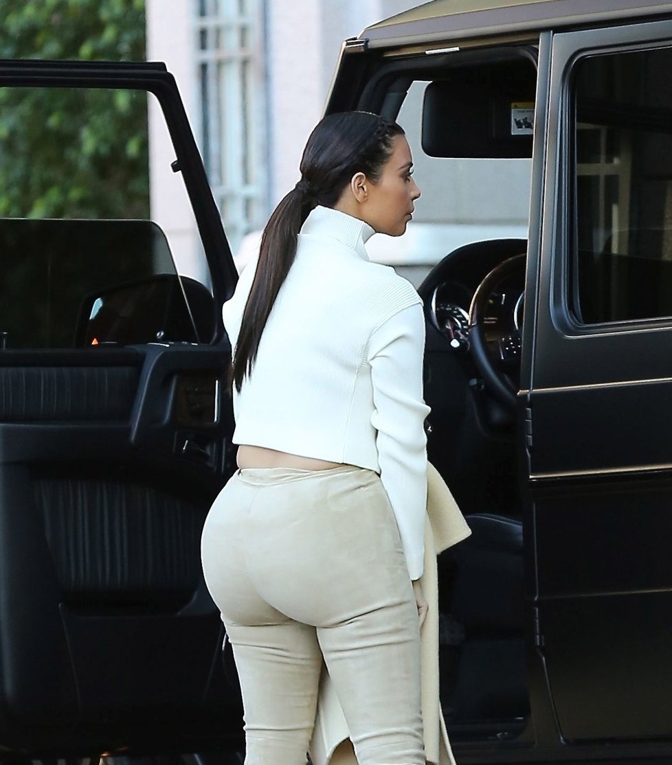 Vážně, má Kim v zadních partiích deset kilo silikonu?