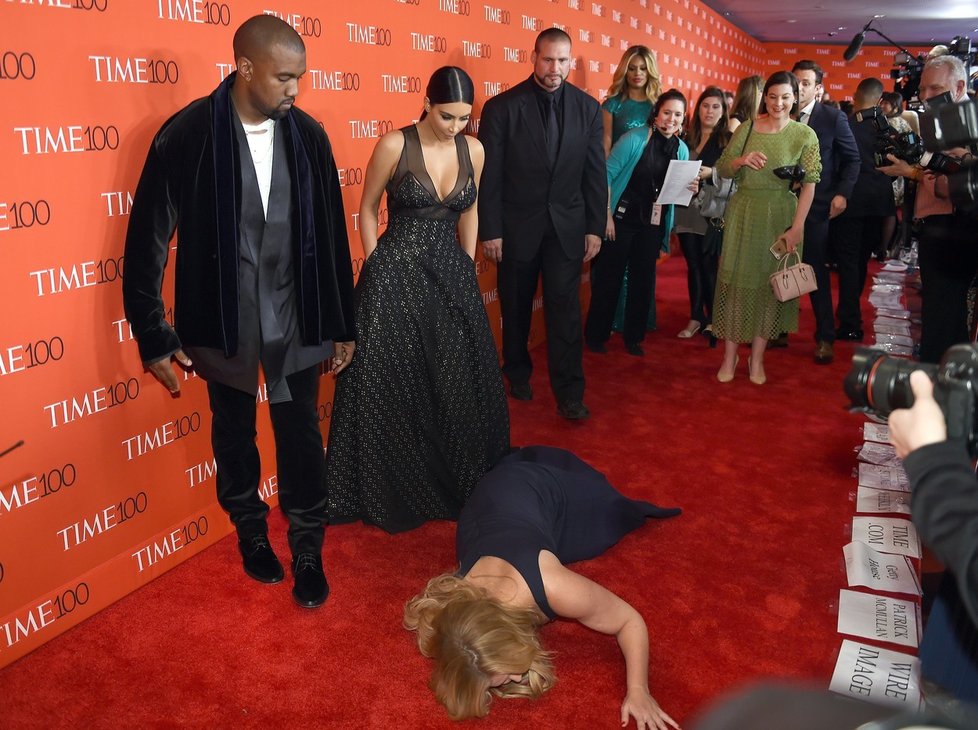 Chudák Amy Schumer upadla před zraky Kim Kardashian a Kanye Westa. Ani jeden jí nepomohl vstát.