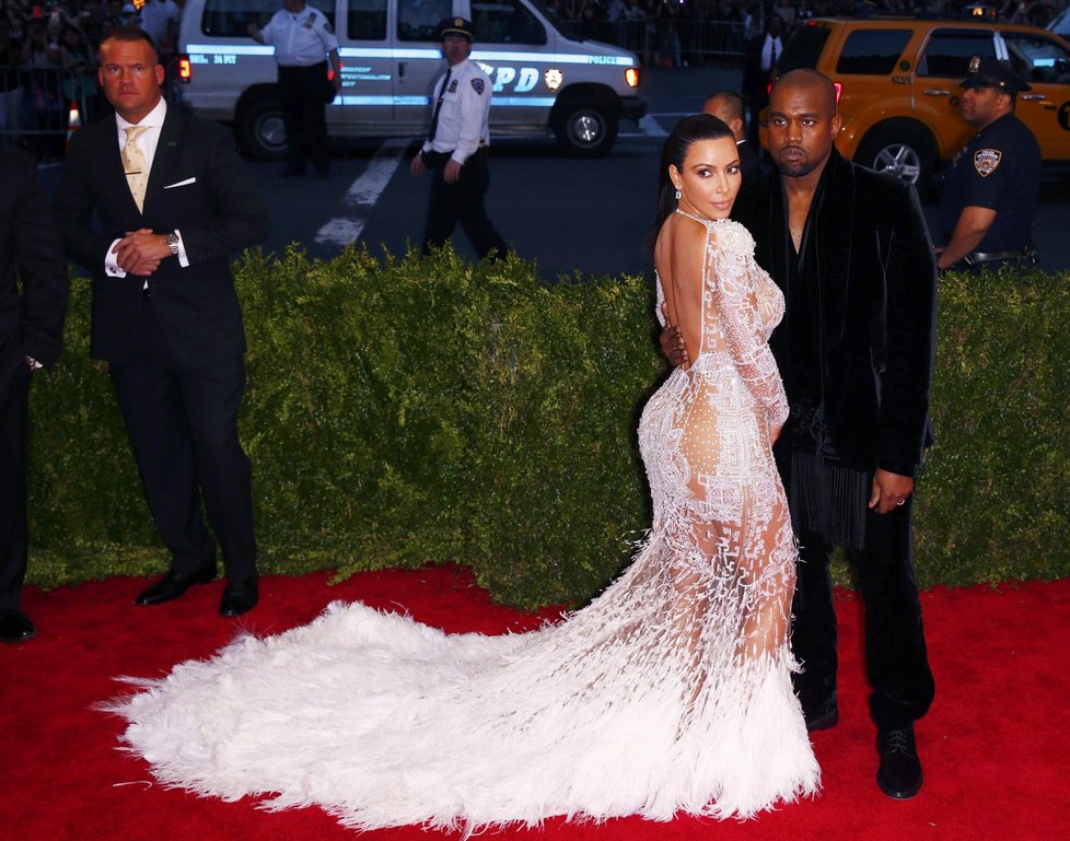 Kim Kardashian samozřejmě nemohla zapomenou ukázat své slavné pozadí.