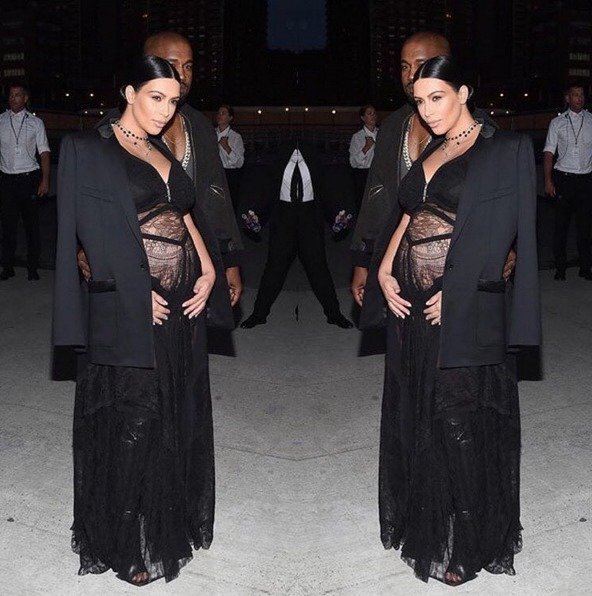 Kim si libuje v krajkách, a proto ji okouzlily tyto šaty od Givenchy.