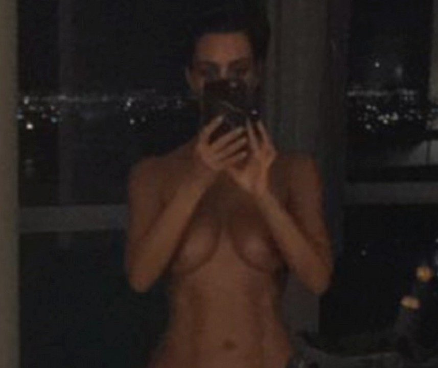 Kim Kardashian se fotí úplně nahá často, tato fotka pochází z jejího Snapchatu.