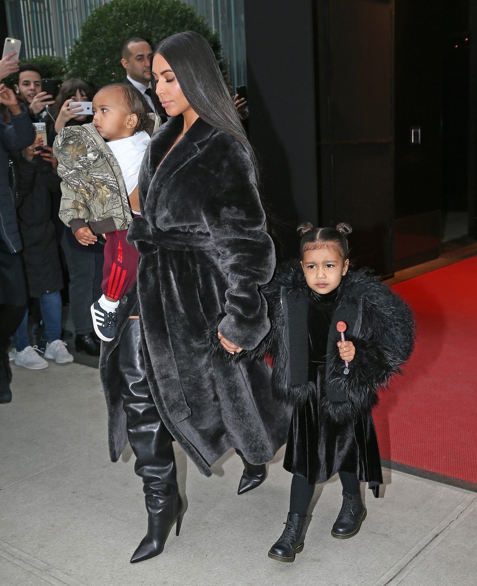 Profesionální celebrita Kim Kardashian s dcerou North a synem Saintem