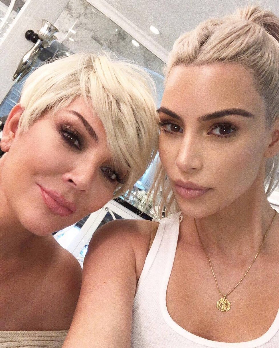 Kim Kardashian (37) popřála přes Instagram své mámě Kris Jenner k 62. narozeninám. Jaká máma, taková dcera! Nebo spíš naopak! Kim se nedávno obarvila na platinovou blond a zanedlouho ji následovala i původně černovlasá Kris.