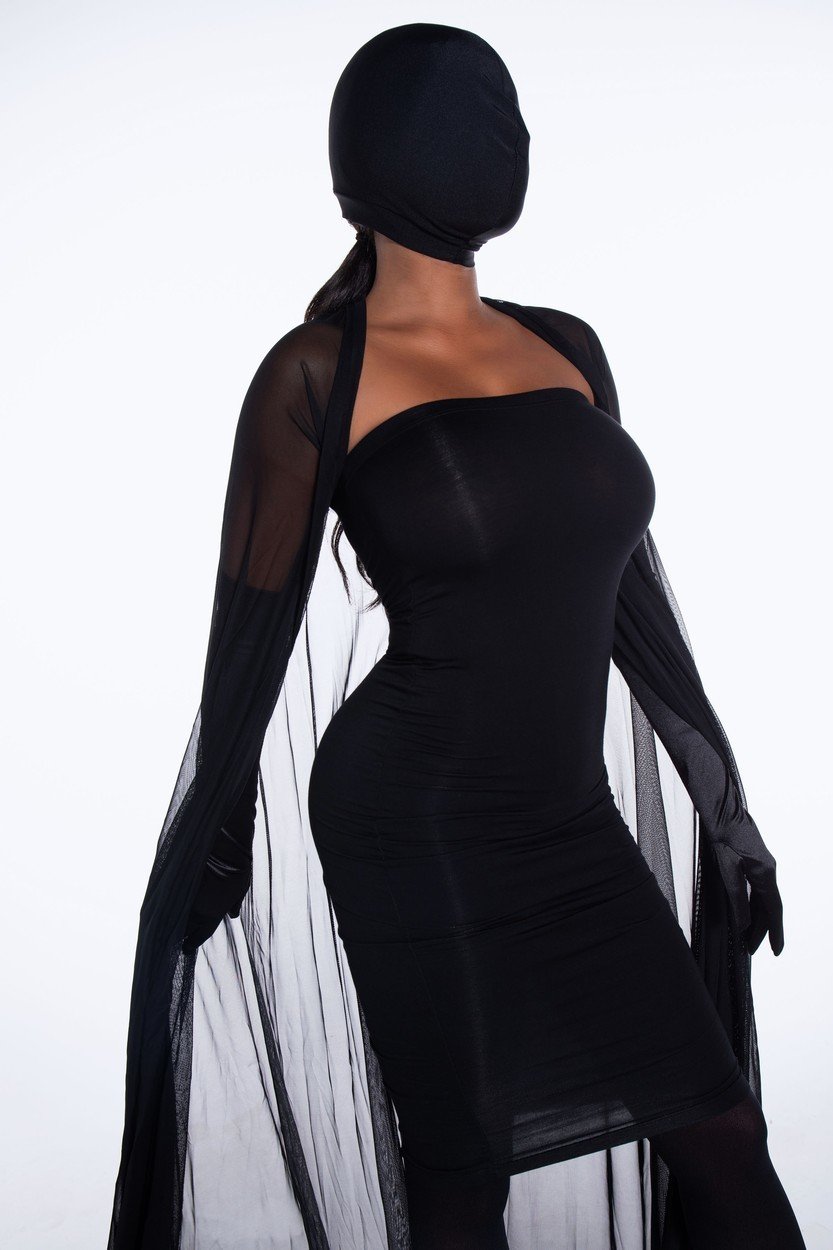 Halloweenský kostým paroduje Kim Kardashian na Met Gala.