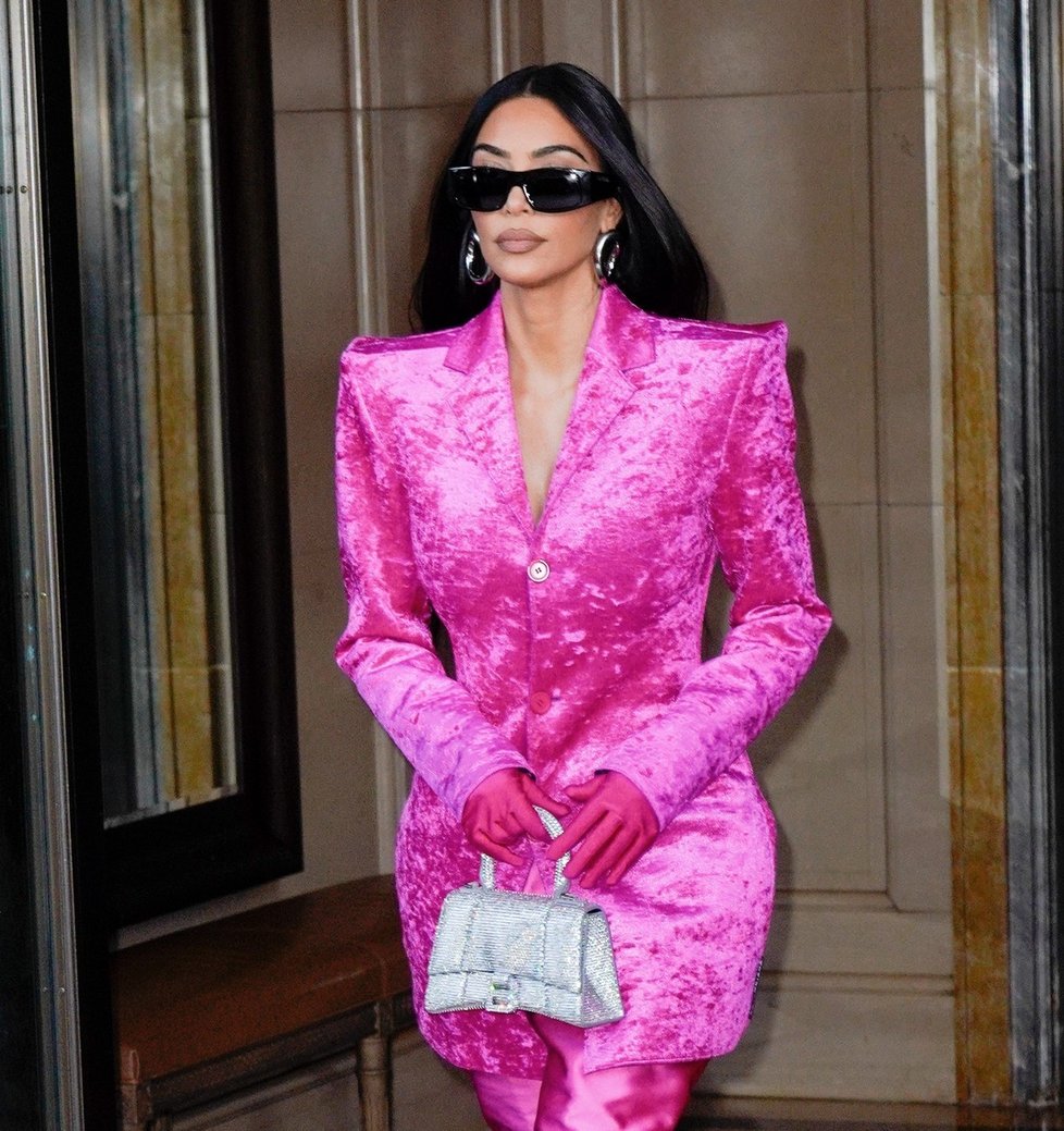 Kim jede v New Yorku na růžové vlně.
