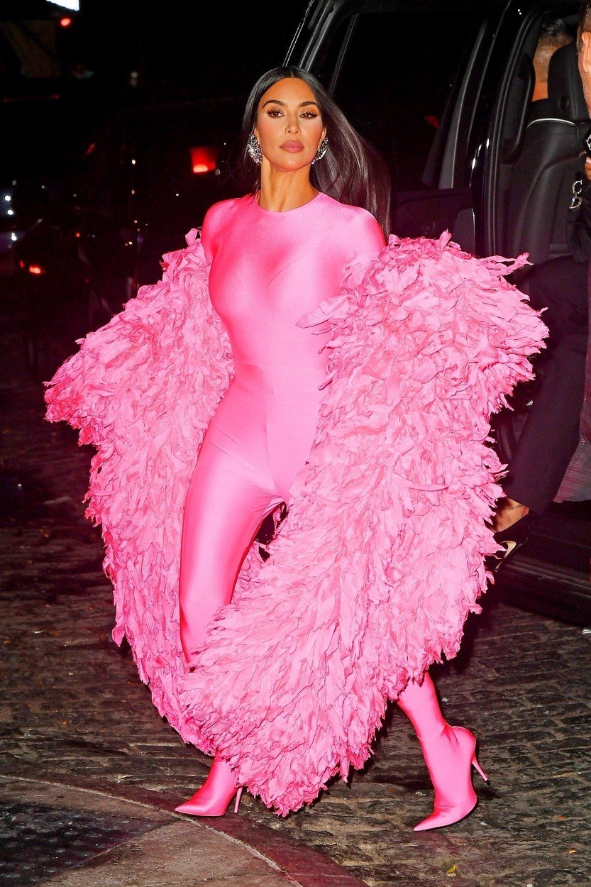 Kim jede v New Yorku na růžové vlně.