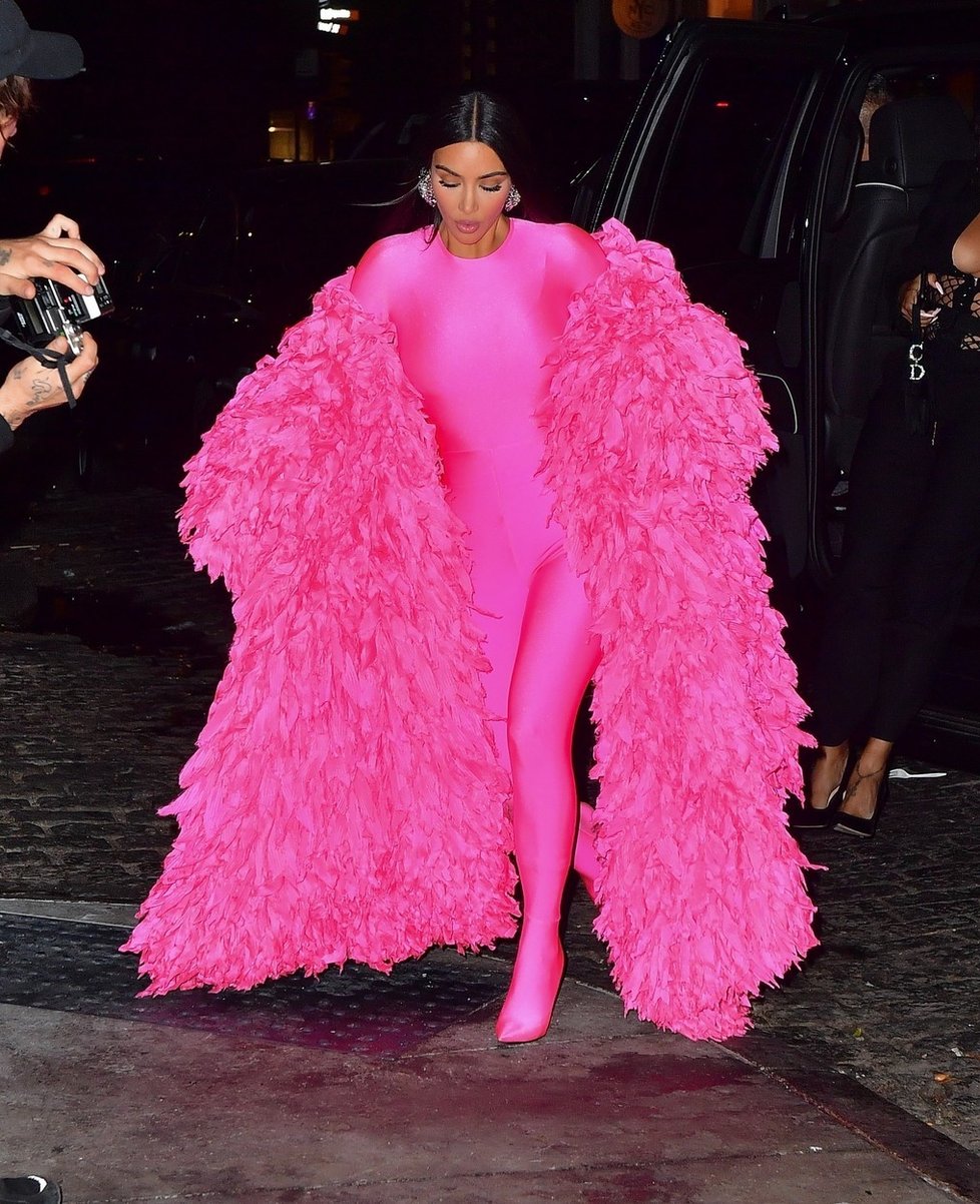 Kim jede v New Yorku „na růžové vlně“.