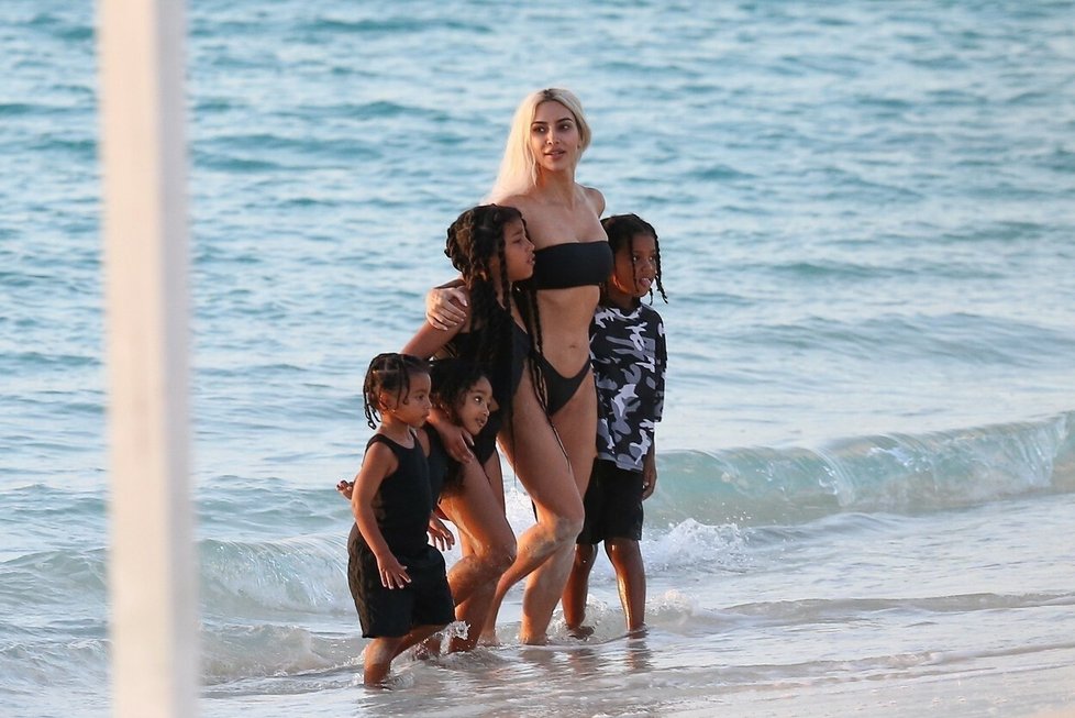 Kim Kardashian s dětmi na pláži