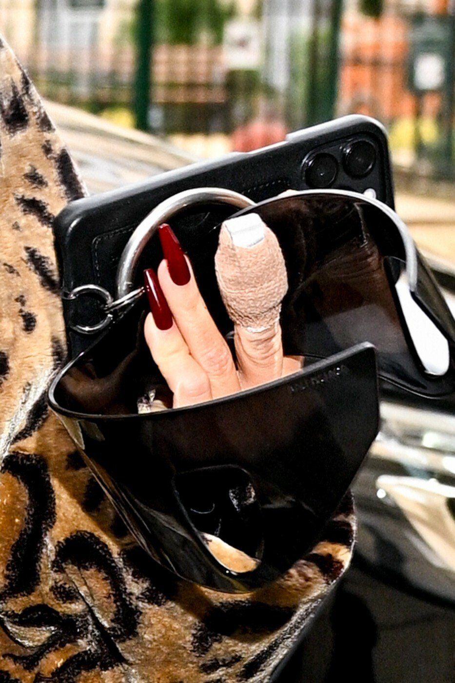 Kim Kardashian se zranila na Pařížském týdnu módy.