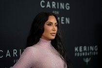 Kardashianová, Hayeková a Bezosova milenka: Šaty jako druhá kůže