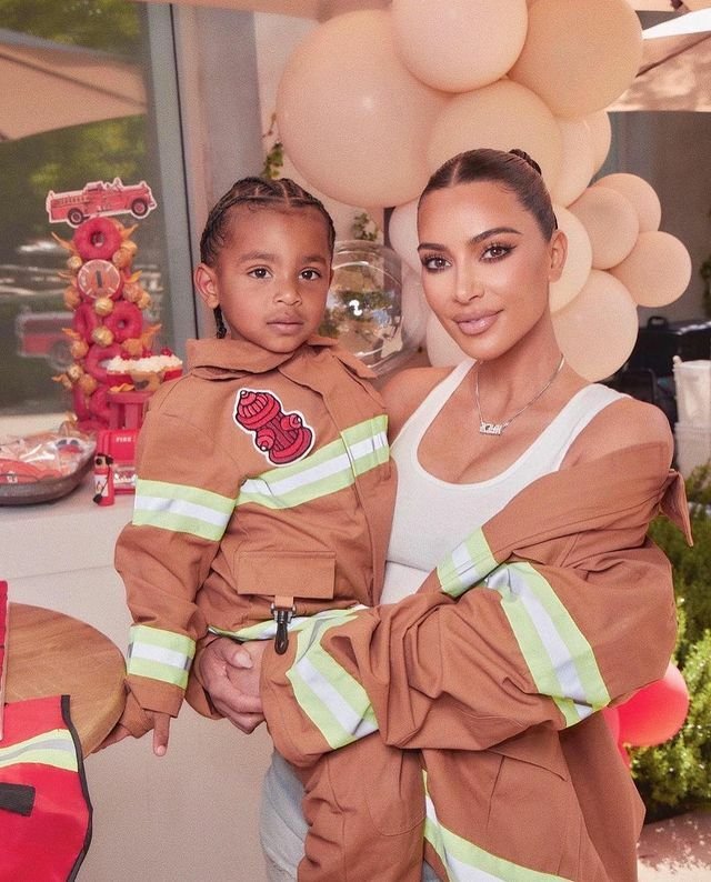 Kim Kardashianová má 4 děti.