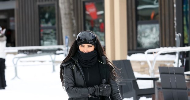 Kim Kardashianová na lyžovačce