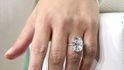 Kim Kardashian se chlubí 20karátovým diamantovým prstenem.