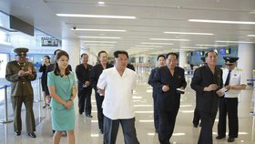 Diktátor Kim si s manželkou Ri Sol-ču po boku prohlédl nový terminál letiště v Pchjongjangu.