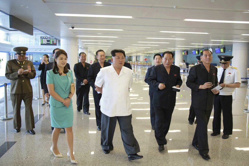 Diktátor Kim si s manželkou Ri Sol-ču po boku prohlédl nový terminál letiště v Pchjongjangu.