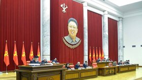 Kim Kjong-hi je jediná žena, která je k vidění na oficiálních snímcích komunistického režimu.