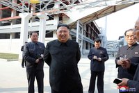 Kim Čong-un je naživu! Se sestrou vyšel ven, KLDR ukázala fotky z otevření továrny