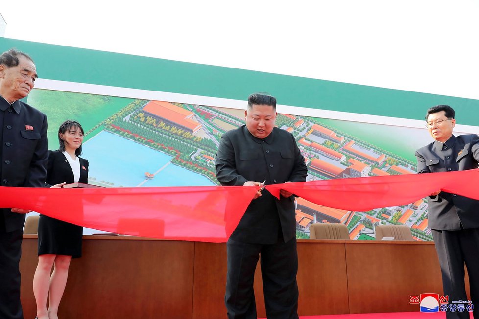 Vůdce KLDR Kim Čong-un je naživu! Zúčastnil se otevření továrny, oznámili Korejci