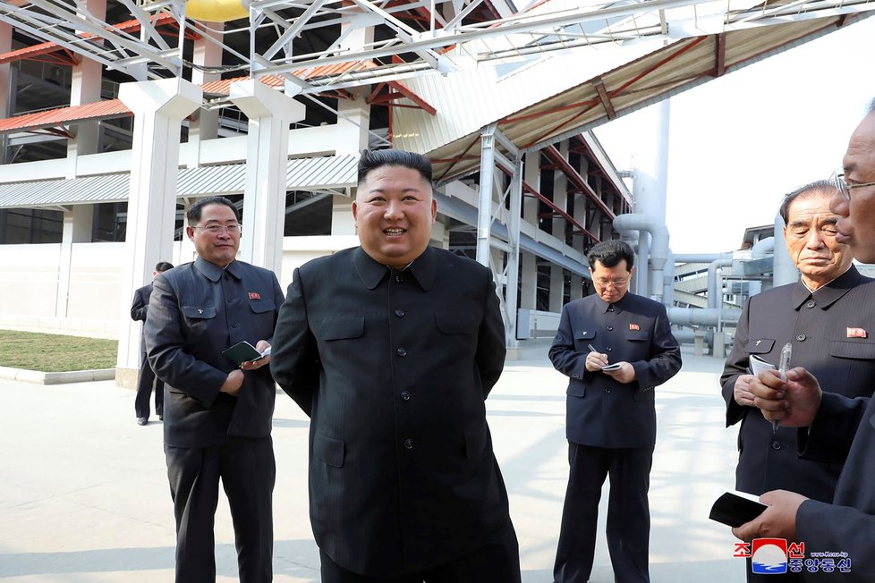 Vůdce KLDR Kim Čong-un je naživu! Zúčastnil se otevření továrny, oznámili Korejci