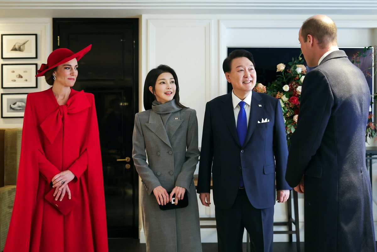 Prezident Jižní Koreje Jun Sok-jol s princem Williamem (5. 12. 2023).