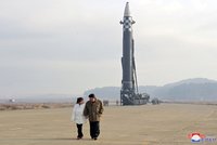 Kim Čong-Un na testu rakety poprvé ukázal dceru. Připravuje ji jako svého nástupce?