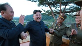 Kim s vědci, kteří vyvinuli raketu Hwosang-12