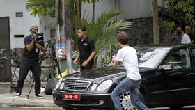 Novináři obklopili vůz vyjíždějící ze severokorejského velvyslanectví v Kuala Lumpur.