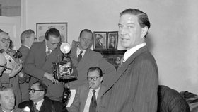 Kim Philby (vpravo) se dočkal v Moskvě náměstí, které je pojmenované po něm. Na snímku v roce 1955.