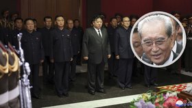 Diktátor Kim smutní u rakve svého učitele. Zemřel dlouholetý šéf propagandy KLDR Ki-nam (†94)
