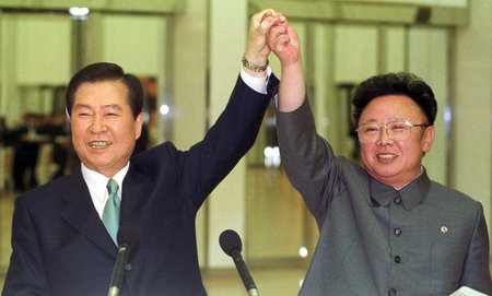V severokorejské metropoli Pchjongjangu se 13. až 15. června 2000 při prvním mezikorejském summitu od konce druhé světové války, kdy byl Korejský poloostrov rozdělen, setkal jihokorejský prezident Kim Te-džung se severokorejským vůdcem Kim Čong-ilem.