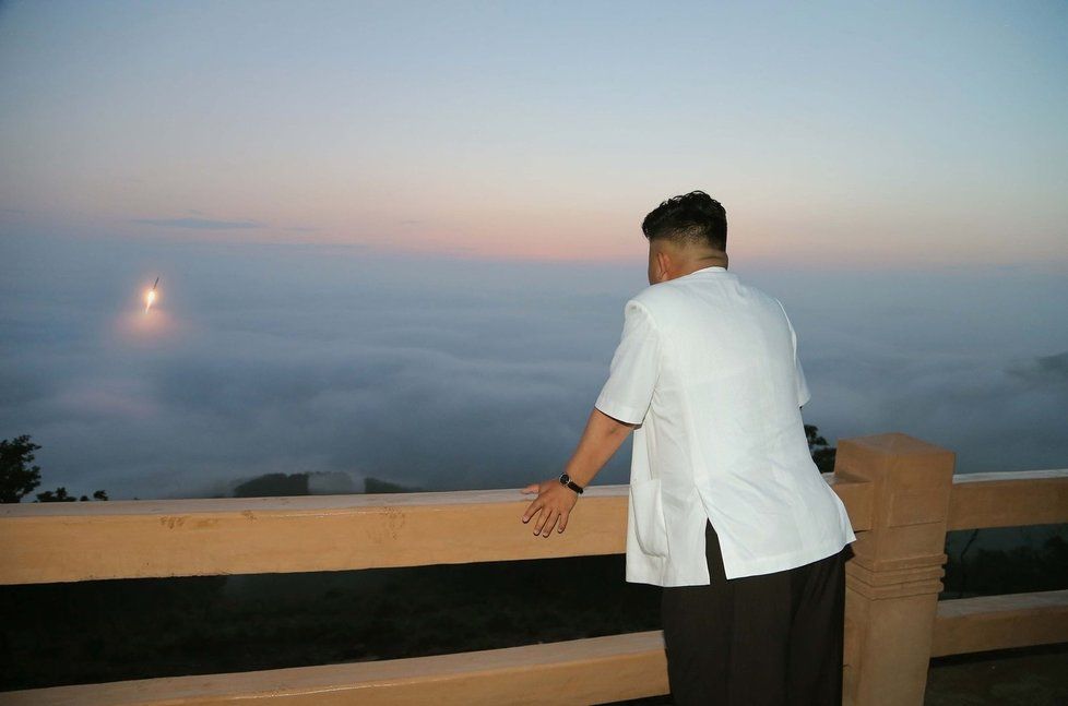 To je krása! Dojatý Kim pozoruje raketu letící nad oceánem