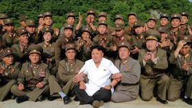 Kim se fotil se svými vojáky