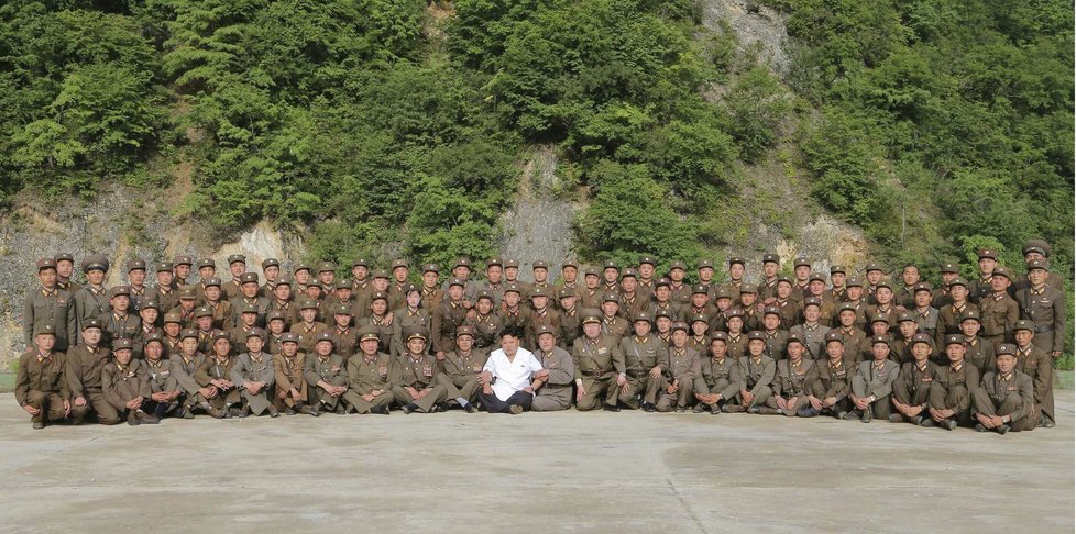 Kim se po zhlédnutí raketového testu vyfotil se svými vojáky