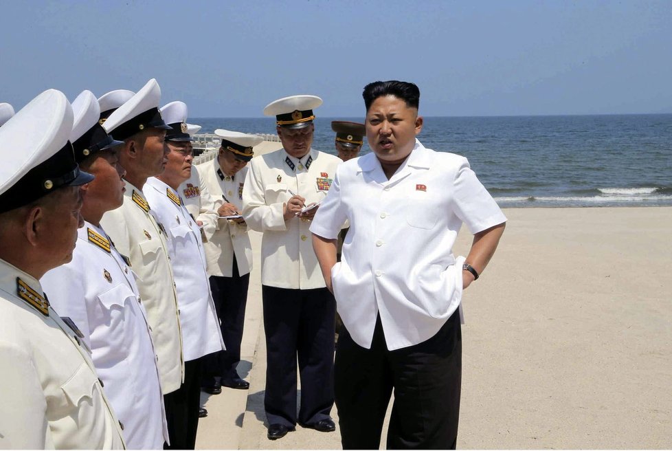 Kim během testování raket vytasil nový outfit. Místo tmavého obleku přišel v bílé volné košili