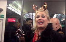 VIDEO: Kim Wilde úplně namol: Trapas ve vlaku!