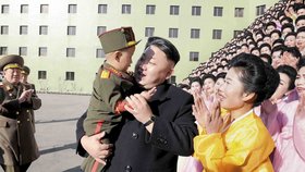 Kim s malým chlapečkem ve vojenské uniformě