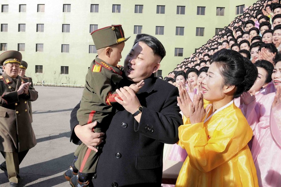 Kim s malým chlapečkem ve vojenské uniformě