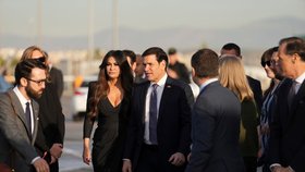 Americký ministr zahraničí Marco Rubio (uprostřed) a velvyslankyně USA v Řecku Kimberly Guilfoyleová na letišti v Aténách (8. 10. 2026).