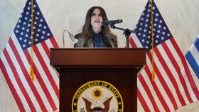 Americká velvyslankyně v Řecku Kimberly Guilfoyleová během slavnostního ceremoniálu na americkém velvyslanectví v Aténách (7. 10. 2026).