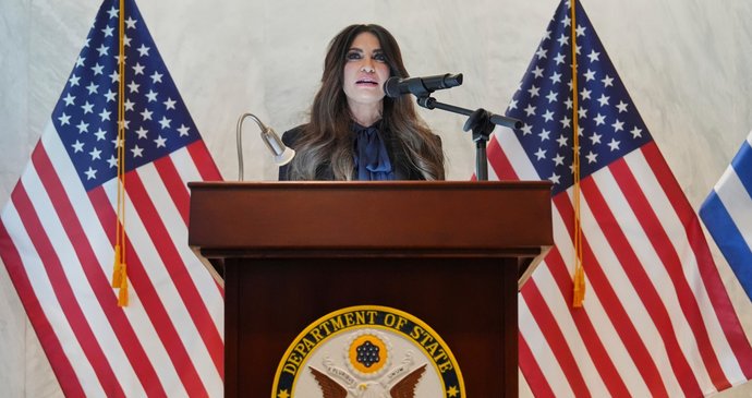 Americká velvyslankyně v Řecku Kimberly Guilfoyleová během slavnostního ceremoniálu na americkém velvyslanectví v Aténách (7. 10. 2026).